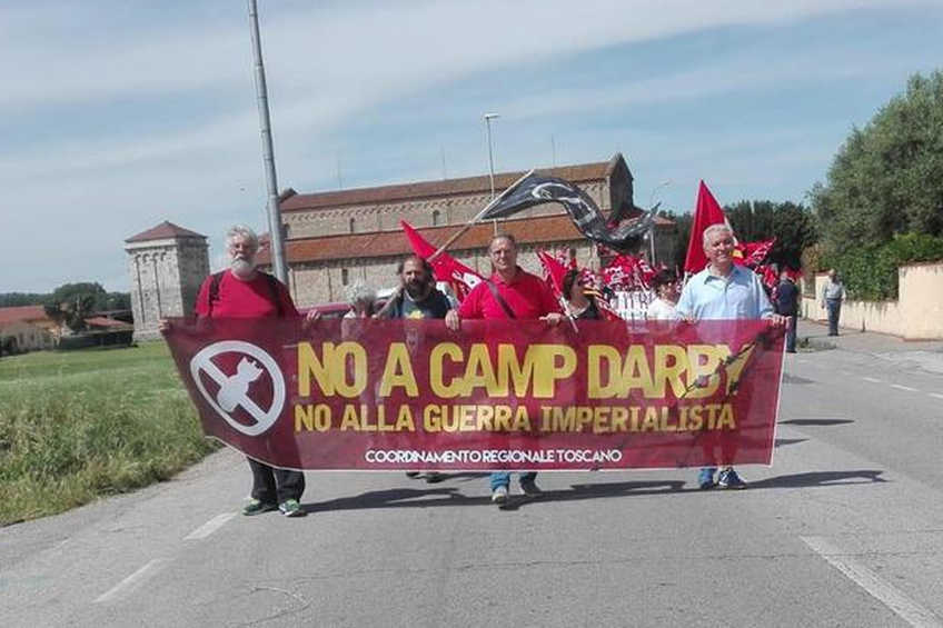 Manifestazione regionale " no guerra no Camp Darby" un corteo di 450 per dire no alla ferrovia per il trasporto di armi