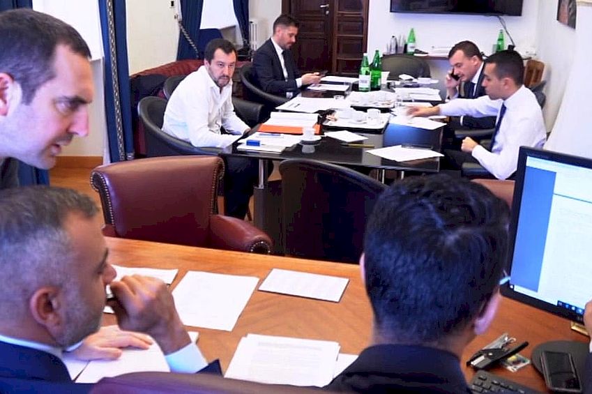 Matteo-Salvini-e-Luigi-Di-Maio-al-tavolo-della-trattativa-sul-contratto-di-governo-2